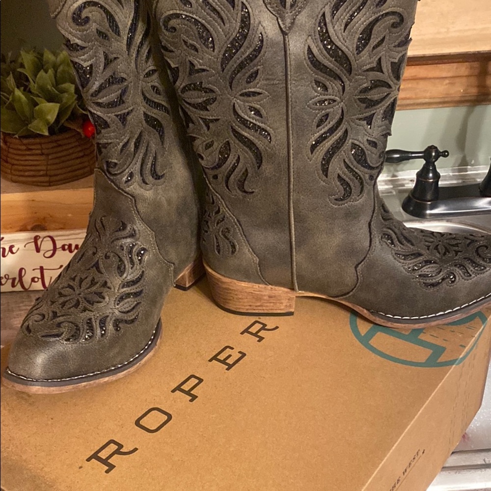 BN Roper Muted Gray Embroidered Western Boots